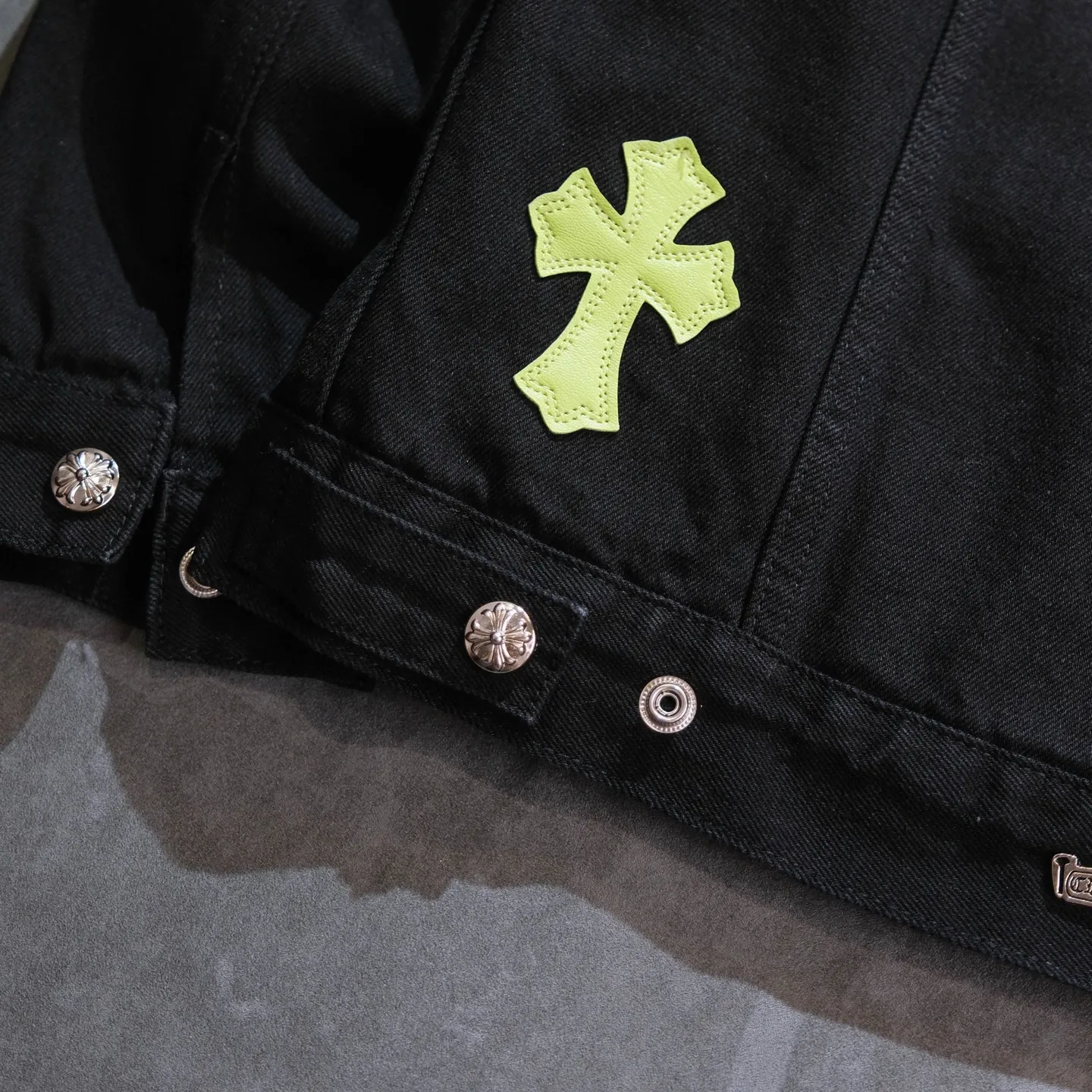 P340 ChromeHearts CH ChromeHearts Lamb Wool Collar Jacket Black Denim Jacket Colorful Cross Patchwork Leather Suede Lamb Wool Lining Fashionable and Personalized Super versatile and good-looking denim jacket Suitable for both men and women A must-have item Packaging Tag Collar Label Washed Wheat Complete Color: Black Size: S-XL